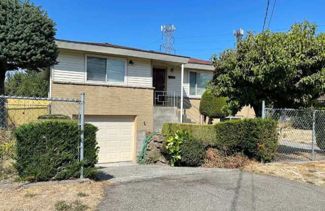 Spacious 4 bd 2.5 ba Beacon Hill Home with Private Yard - 3524 South Austin Street, Seattle, WA 98118