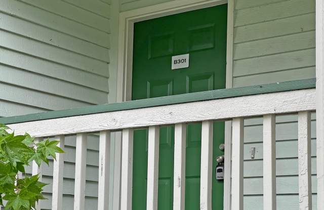**Move in Special - $500 Rent Credit**Charming 2-bedroom Kent Condo in Timber Ridge Gallery 3