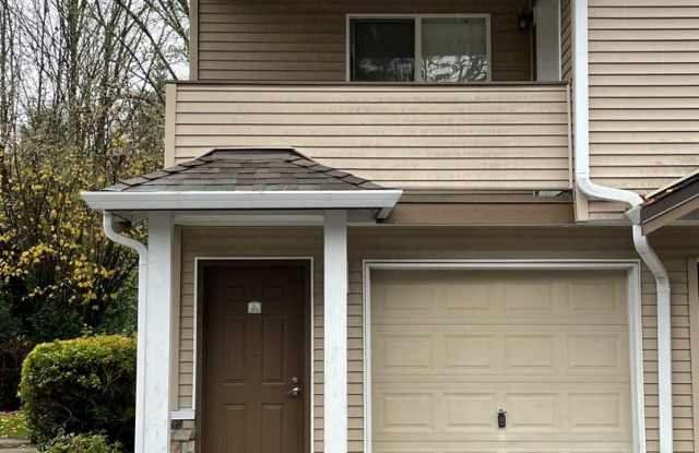 Lovely and Spacious 2 BR/1.75 BA Kirkland Town Home. Great Location ! photos photos