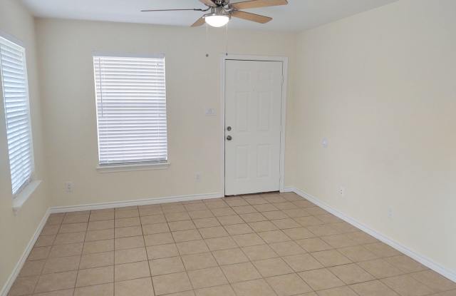 $1195 - Charming duplex in Pilot Point Gallery 3
