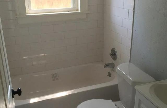 2404-2406 NW 20th St Duplex Gallery 4
