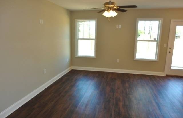 Stylish 3BR/2.5BA Two-Story Home with Fenced Yard & Modern Kitchen in North Valdosta Gallery 3