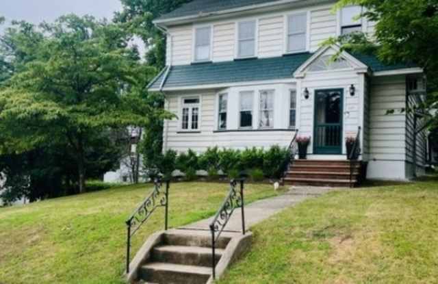 125 Woodlawn Ave - 125 Woodlawn Avenue, Clifton, NJ 07043