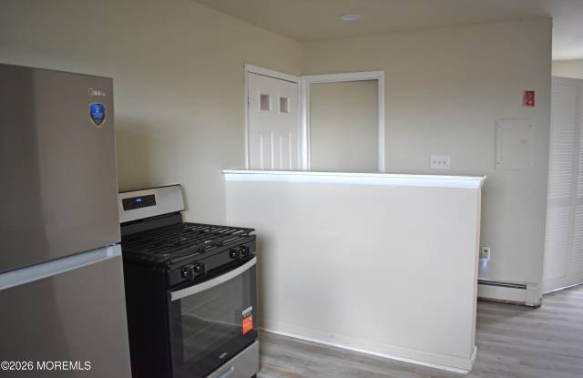 916 Radio Road Gallery 4