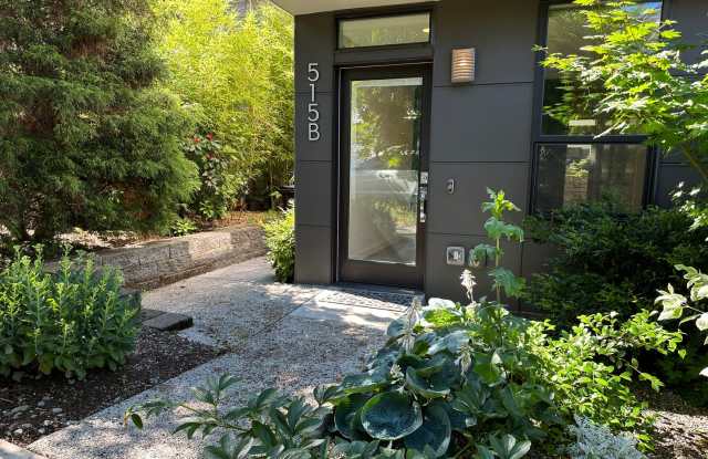 Charming and Bright: Rooftop Deck, Greenlake Proximity, and Easy Commuting, small pets welcome - 515 Northeast 73rd Street, Seattle, WA 98115