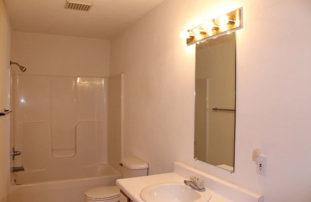 Charming 2-Bedroom Apartment with Private Entrance, Garage & In-Unit Laundry Gallery 3