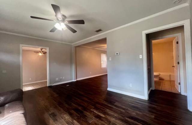 Charming 2 Bedroom with Flex Space Gallery 4