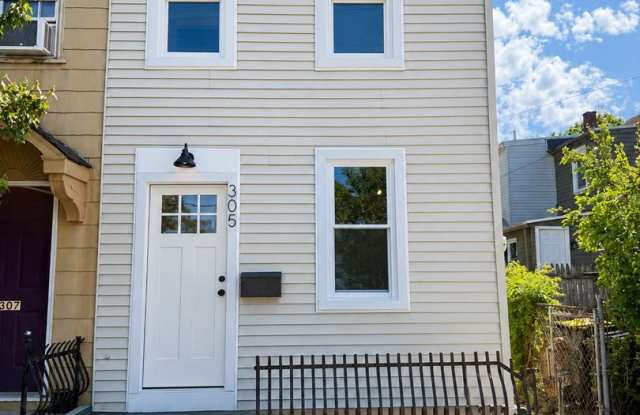 Beautifully Renovated 2 bedroom Tiny Home - End-of-Row Unit w/ Laundry! photos photos