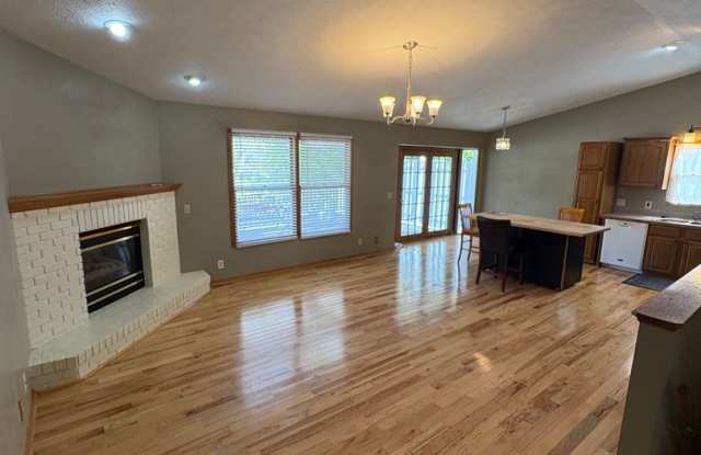 Large 3+2 Bedroom house available now - Half off 1st months rent! Gallery 3