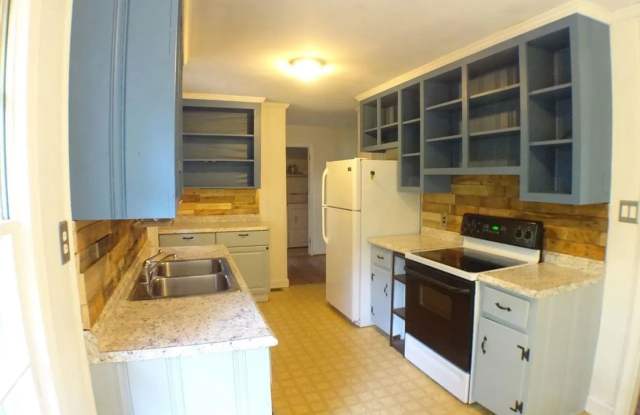 Room in 3 Bedroom Home at Sunnybrook Dr photos photos