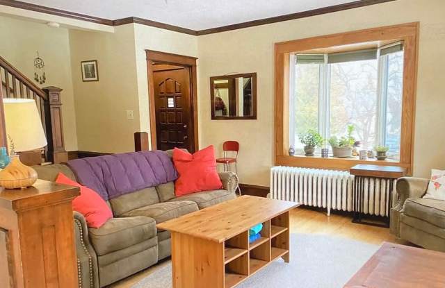 Available Now!- 3 bed 1 Bath Home! Don't Miss The Chance To Make This Your Home! Also $250 Off First Months Rent! Gallery 4