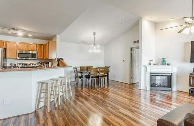 GORGEOUS COMMERCE TOWNSHIP 2 BED/2 BATH MOVE IN READY CONDO! photos photos