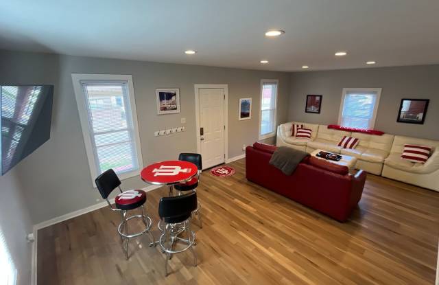 "The Porch" - ABNB, Short Term, monthly and long-term RENTAL. Famous IU Tailgate house Gallery 4