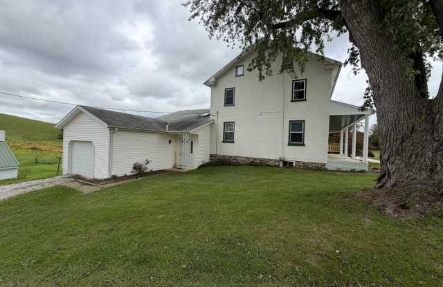 404 W. Springfield Rd.  Farmhouse 4 Bedrooms | 2 Bathrooms | 3,468 Sq. Ft. Gallery 4