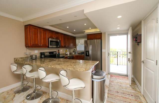 ***STUNNING TOP-FLOOR GOLF COURSE VIEWS***FURNISHED ANNUAL RENTAL***LELY*** Gallery 4