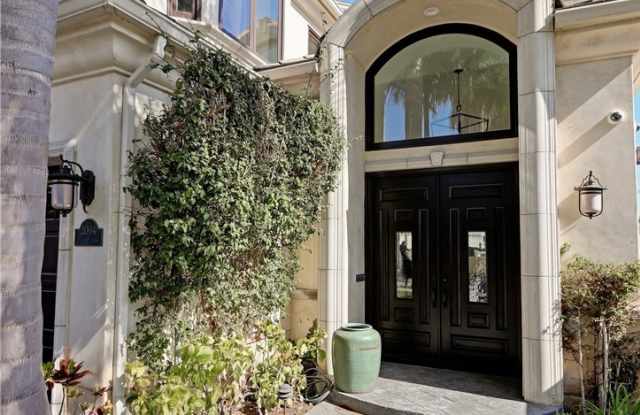 2004 Laurel Avenue Gallery 2