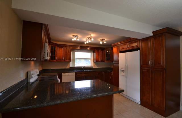 10241 NW 35th St photos photos