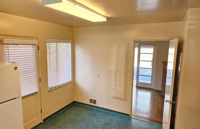 Charming 3 Bed 1.5 bath home in beautiful Leland Manor Neighborhood Available Now!!! Gallery 4