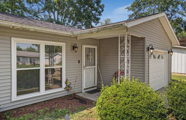 Charming 3-Bedroom Ranch with Attached Garage & Spacious Backyard in Southwest Champaign! Gallery 1