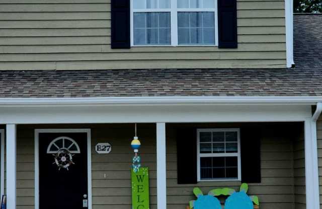 Welcome to our charming townhouse in Pelletier, NC! photos photos