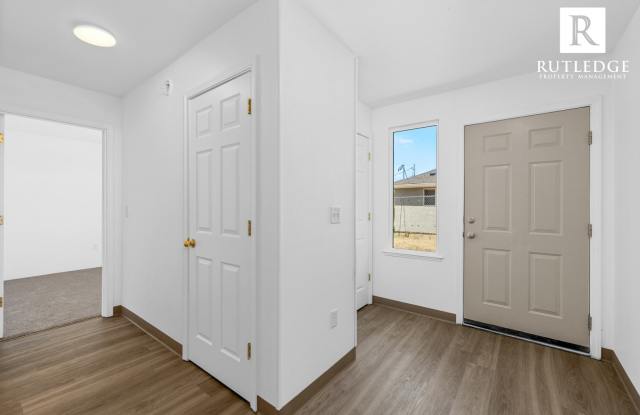 Central Point Duplex / Fenced Backyard / Off Street with 2 Car Garage Gallery 4