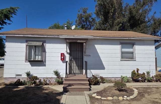 Ventura - Small 1 bedroom house w/ yard $2300 - 3876 East Main Street, Ventura, CA 93003