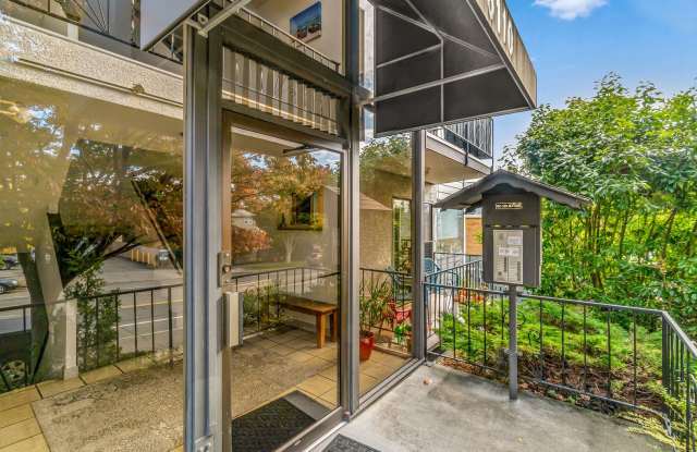 2 Bedroom 2 bath in the Heart of Ballard Gallery 4