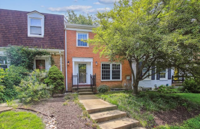 2421 Falls Place Ct - 2421 Falls Place Court, Idylwood, VA 22043