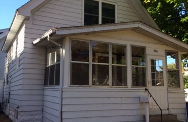 801 15th St SE - 801 15th Street Southeast, Cedar Rapids, IA 52403