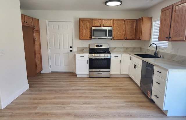 3 bedroom 2 bathroom close to shops and public transportation photos photos