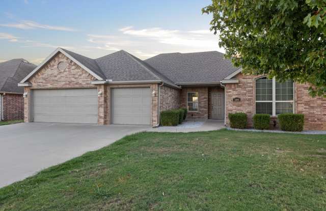 3 Bedroom, 3 Car Garage with large fenced back yard Gallery 1