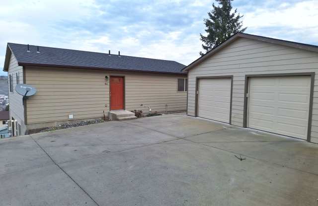 Newer 2 Bed 1 Bath Duplex With A View photos photos