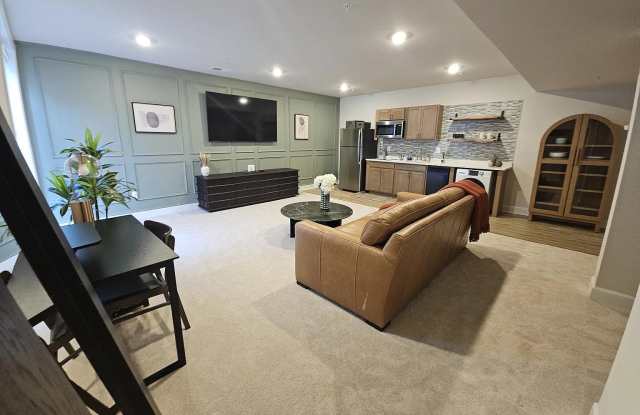 1425 TWO RIVERS Boulevard Gallery 1