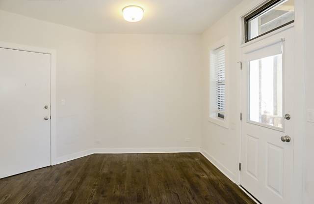 1600-14 W Belle Plaine Gallery 4