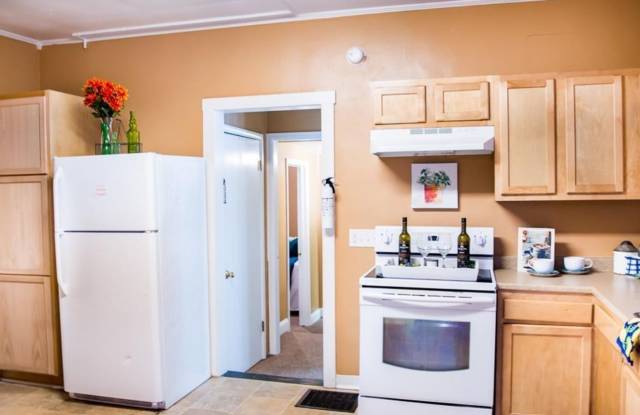 5 bedroom, 2 bath house - Available for the 2026/2027 lease term! Gallery 3