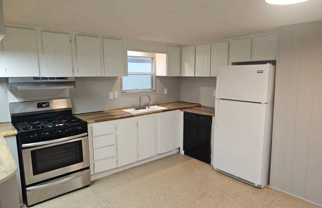 2 bed 1 bath rental Next to City Park - 1782 Church Avenue, Harrah, OK 73045