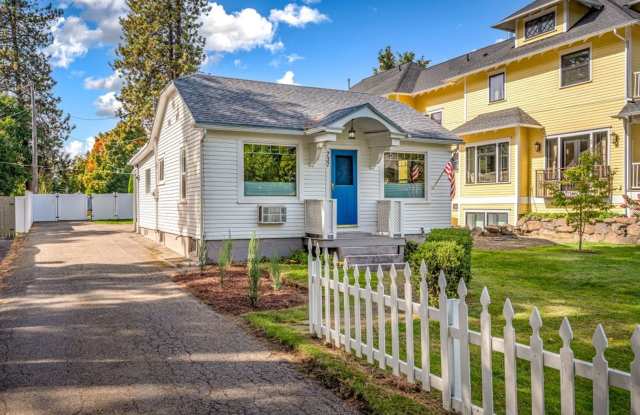 Historical 2 bed 2 bath with basement living room Gallery 1