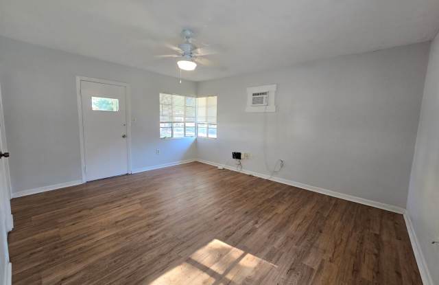 Cute Studio Duplex in Downtown Sarasota Available Now! Gallery 4
