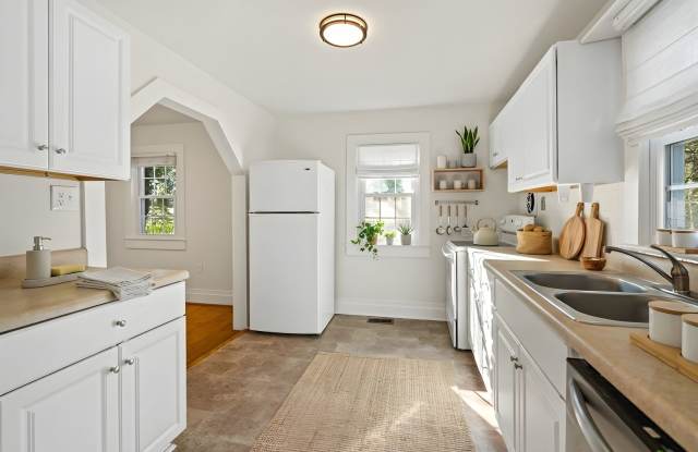 Amazing 2 bedroom 1 bathroom for rent! photos photos