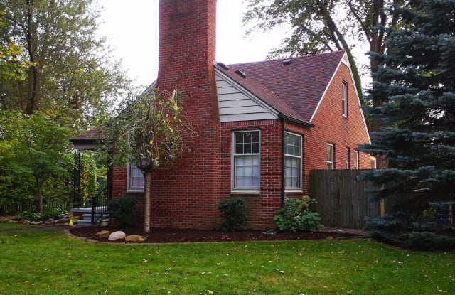 1833 Hawthorne Road - 1833 Hawthorne Road, Grosse Pointe Woods, MI 48236