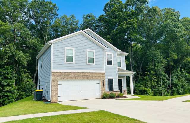 LIKE NEW! 3 bedroom, 2.5 bath home minutes from Downtown Newnan! Must see! Gallery 4