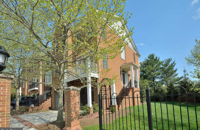 100 HERNDON MILL CIRCLE - 100 Herndon Parkway, Herndon, VA 20170