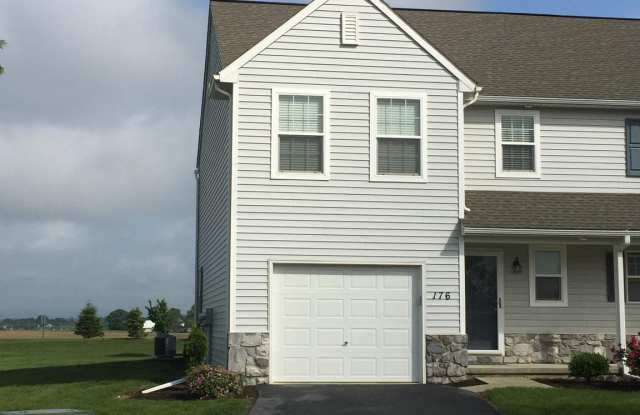 176 N VILLAGE CIRCLE - 176 North Village Court, Campbelltown, PA 17078