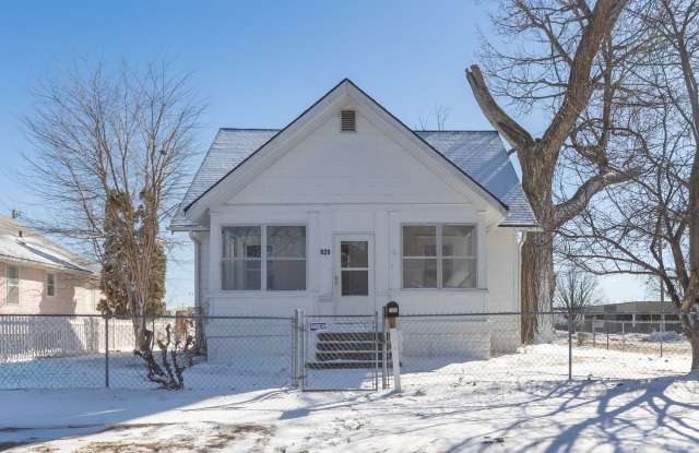 OPEN HOUSE SUNDAY MARCH 16th 11:30-1:30PM— 3 Bedroom 2 Bathroom House In Council Bluffs With Great Amenities - 829 8th Avenue, Council Bluffs, IA 51501