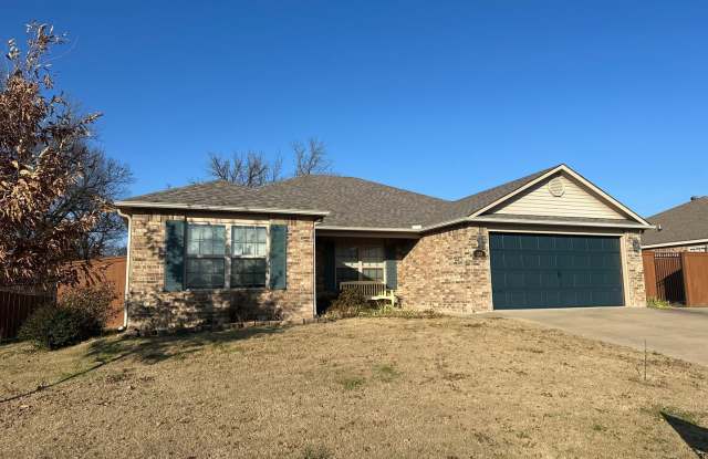 Available Now! Beautiful 4-Bedroom, 2-Bathroom Springdale Home w/ Fenced-In Yard and Covered Patio - 3174 Springhill Avenue, Springdale, AR 72762