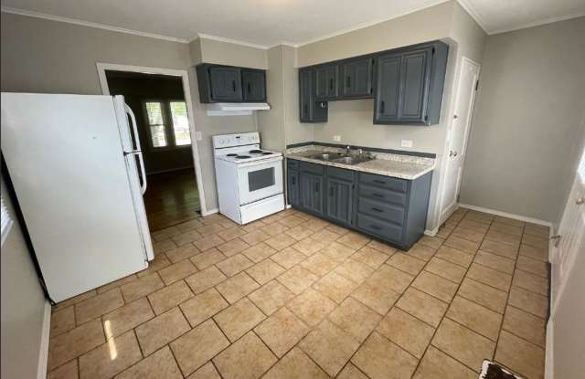 3BR Home Near Downtown Lafayette with Fenced-In Backyard & Garage Gallery 4