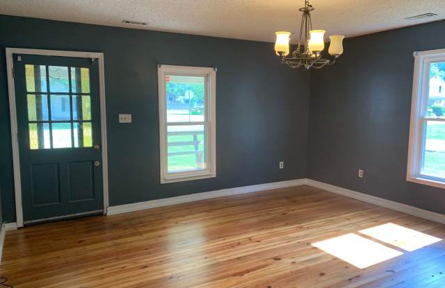 A quaint three bedroom one bath single family house in Five Points Gallery 3