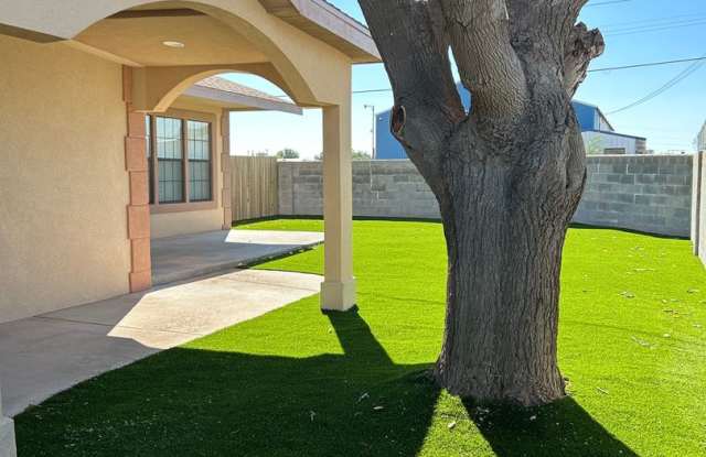 Beautiful Home with a Designer's Touch Gallery 2