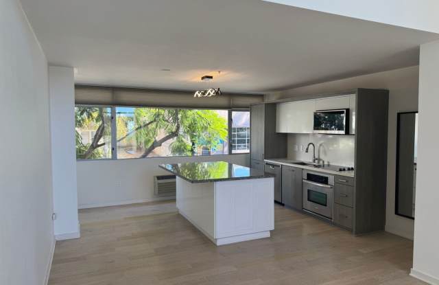 Beautiful 2Br/2Ba Townhome In Little Italy With Views Of The Bay! Call to schedule a showing at 760-518-5664 photos photos