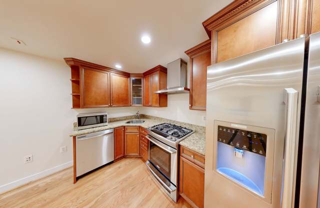 UPDATED 2 + 2 Condo in Columbia Heights Gallery 1